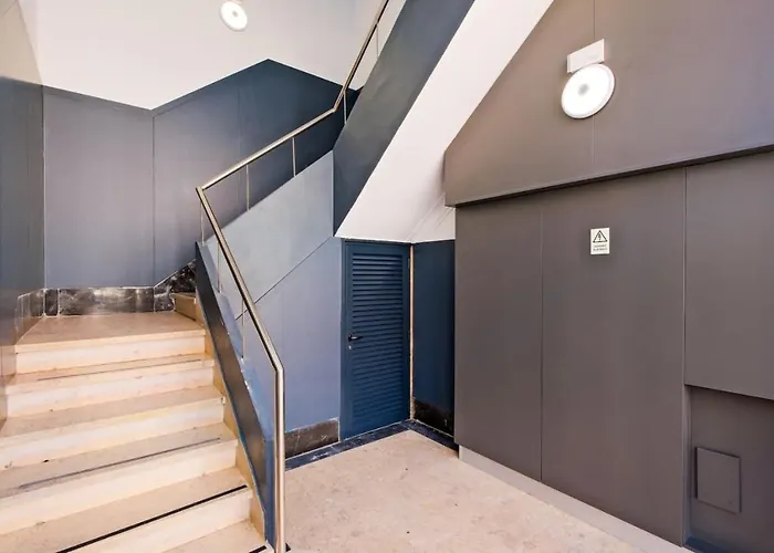 Lovely Fully Equipped Near Subway N12